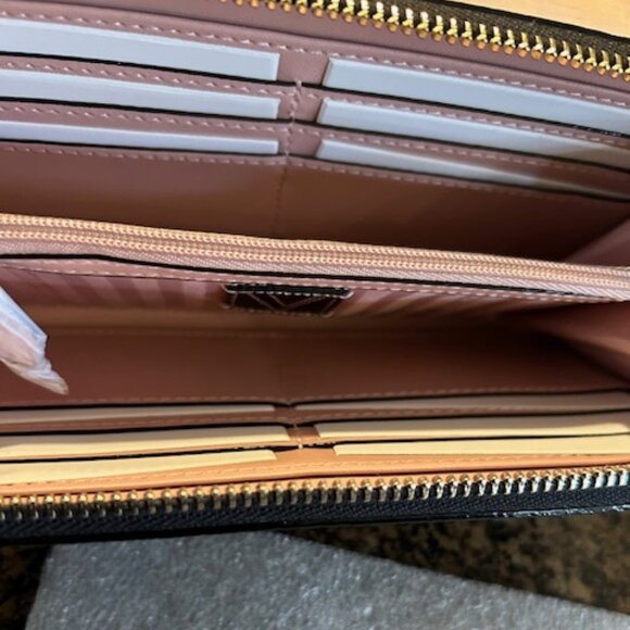 Victoria's Secret Signature V-Quilt Finish Black Lily Large Wallet with Zip - Picture 8 of 10